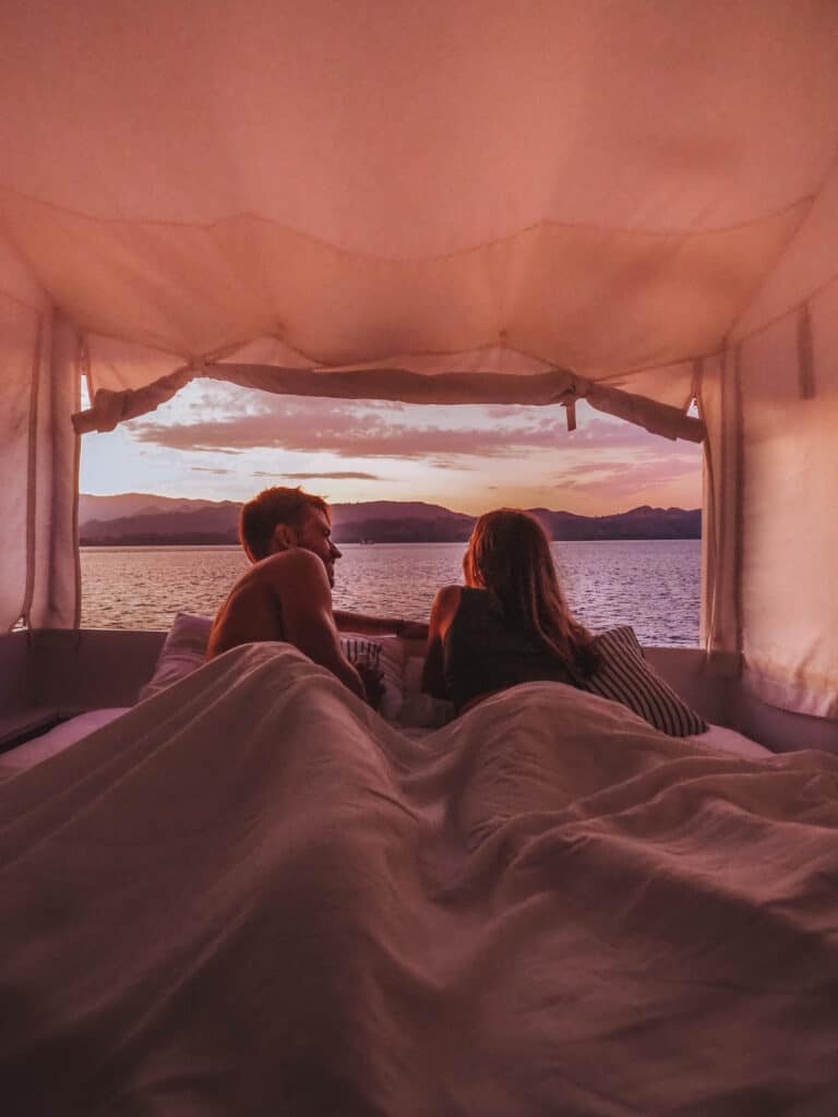 Komodo Sunrise Le Pirate Boat Bed Couple