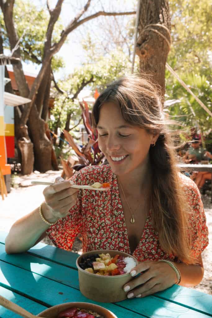 Eco travelers use their own cutlery set to reduce plastic waste