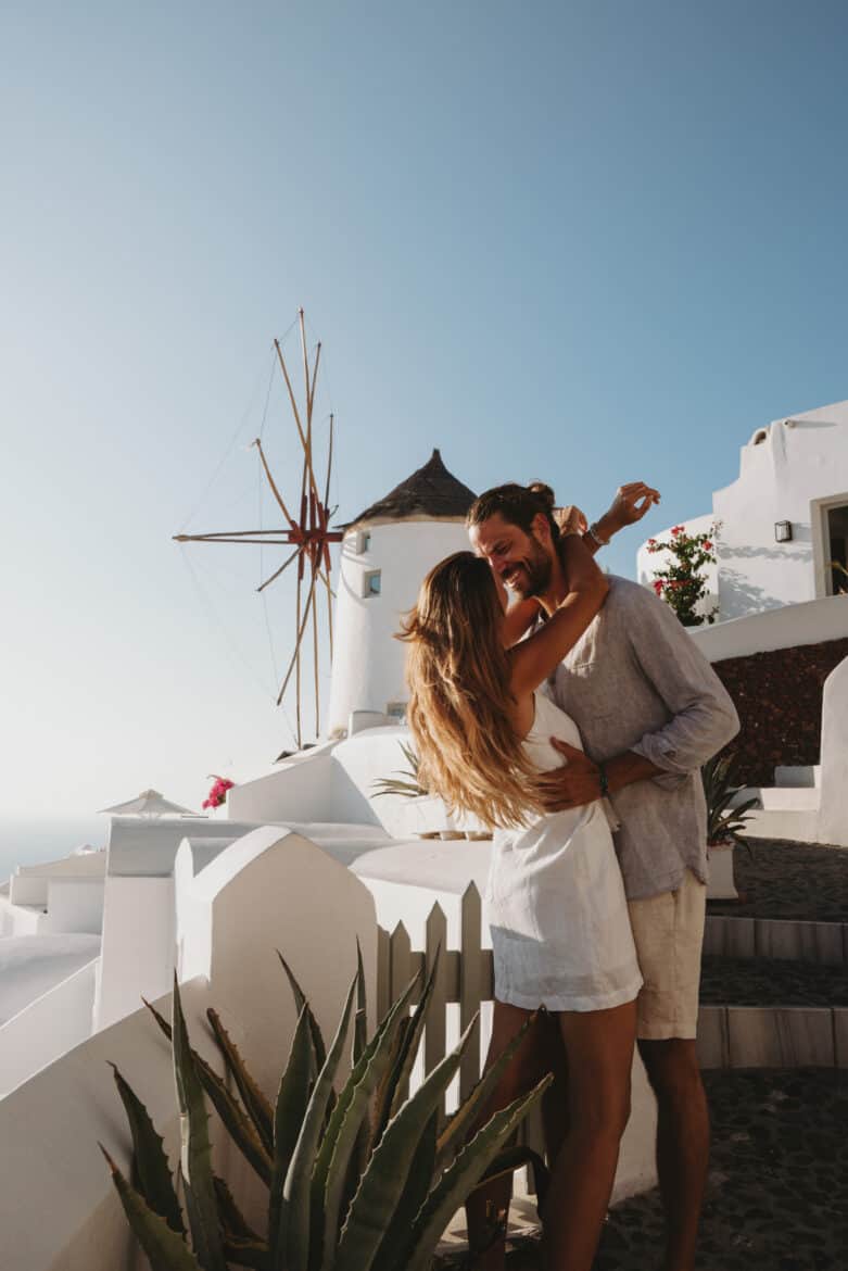 A couple kissing off the beaten path in Santorini.